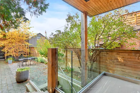 226 Lippincott St, Toronto, ON M5S 2P5