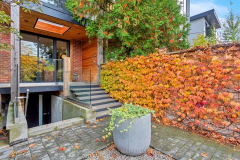 226 Lippincott St, Toronto, ON M5S 2P5