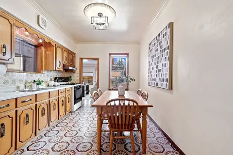 696 Crawford St, Toronto, ON M6G 3K2