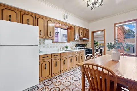 696 Crawford St, Toronto, ON M6G 3K2