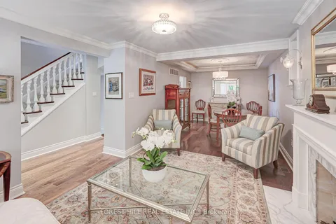 465 Spadina Rd, Toronto, ON M5P 2W5