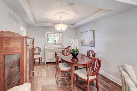 465 Spadina Rd, Toronto, ON M5P 2W5