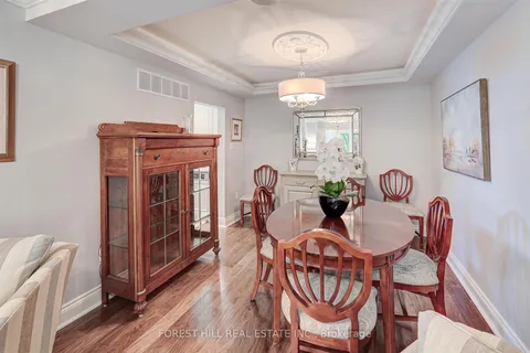 465 Spadina Rd, Toronto, ON M5P 2W5