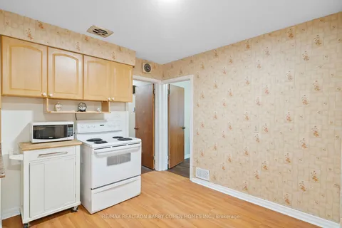 132 Grey Rd, Toronto, ON M5M 4G1