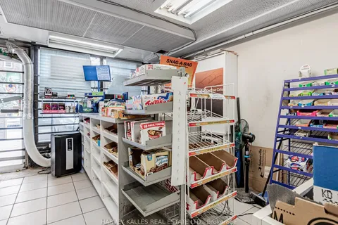 1552 Bathurst St, Toronto, ON M5P 3H3