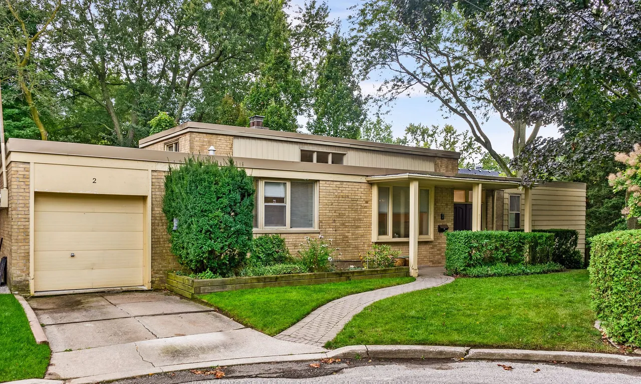 2 Garden Circ, Toronto, ON M4G 2X8