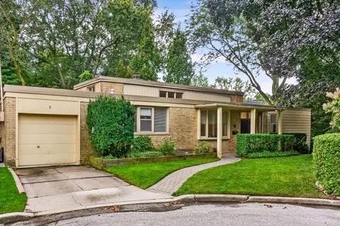 2 Garden Circ, Toronto, ON M4G 2X8