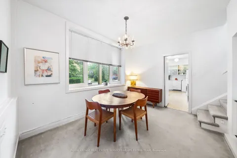 2 Garden Circ, Toronto, ON M4G 2X8