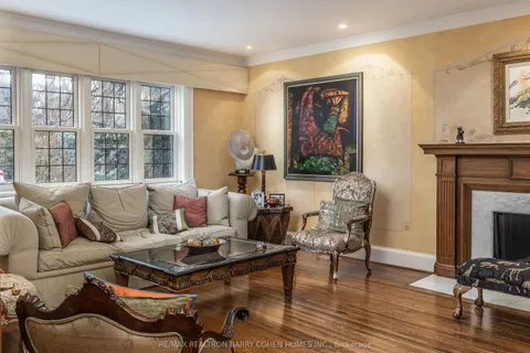 253 Dunvegan Rd, Toronto, ON M5P 2P5