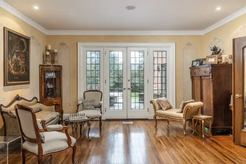 253 Dunvegan Rd, Toronto, ON M5P 2P5