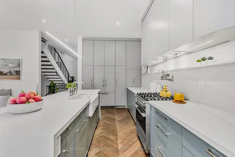 678 Oriole Pkwy, Toronto, ON M4R 2C5