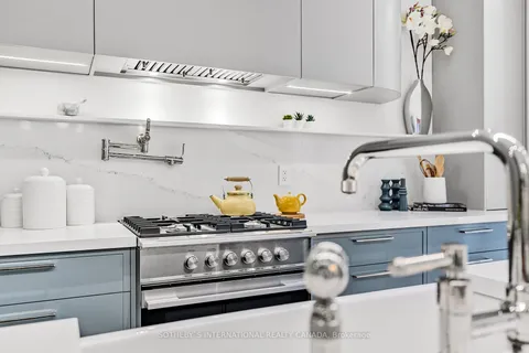 678 Oriole Pkwy, Toronto, ON M4R 2C5