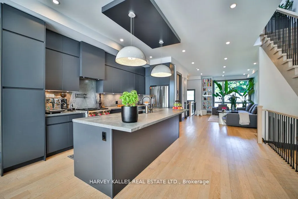 39 Marquette Ave, Toronto, ON M6A 1X8