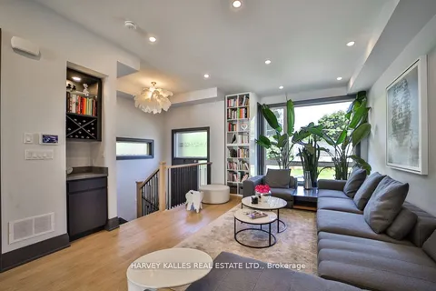 39 Marquette Ave, Toronto, ON M6A 1X8