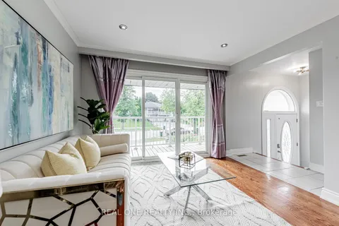 22 Sepia Dr, Toronto, ON M2J 4G1