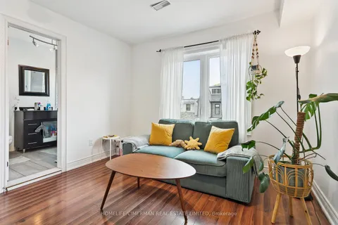 660 Crawford St, Toronto, ON M6G 3K2