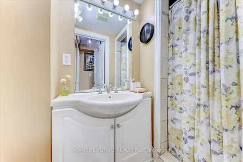 56 Sullivan St, Toronto, ON M5T 1C1