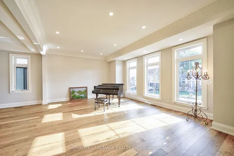 110 Mcallister Rd, Toronto, ON M3H 2N6