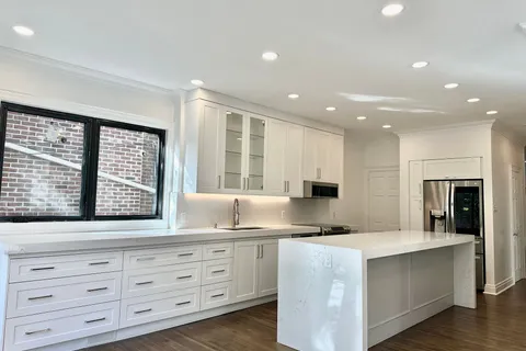 165 Roxborough Dr, Toronto, ON M4W 1X7