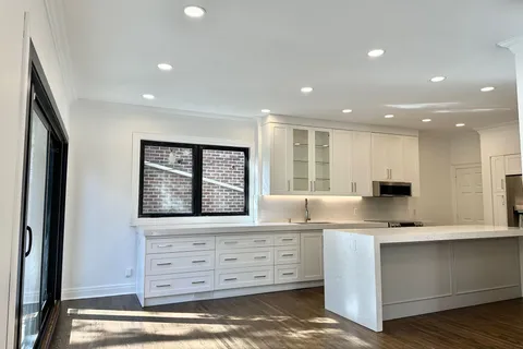165 Roxborough Dr, Toronto, ON M4W 1X7