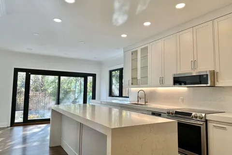 165 Roxborough Dr, Toronto, ON M4W 1X7