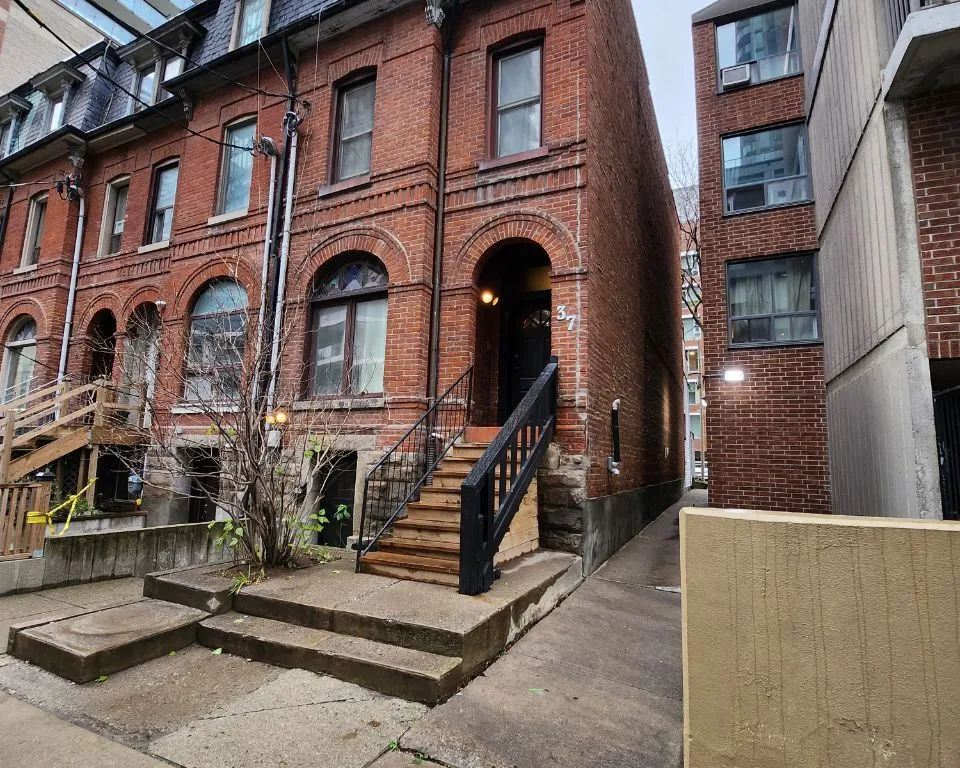 37 Mutual St, Toronto, ON M5B 2A7