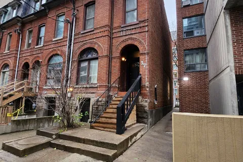 37 Mutual St, Toronto, ON M5B 2A7