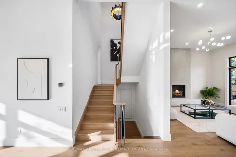 66 Parkhurst Blvd, Toronto, ON M4G 2E2