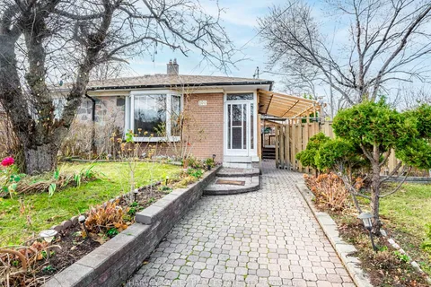 100 Fenside Dr, Toronto, ON M3A 2V6