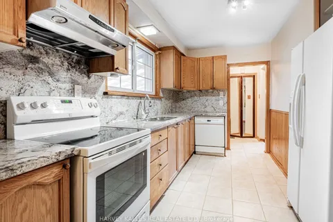 100 Fenside Dr, Toronto, ON M3A 2V6