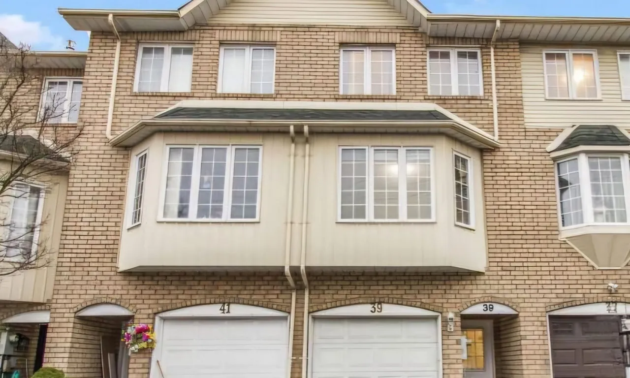39 Sufi Cres, Toronto, ON M4A 2X3