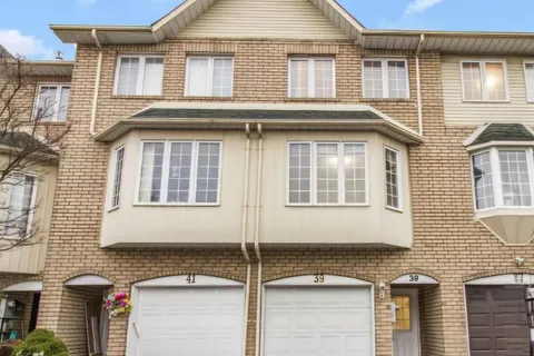 39 Sufi Cres, Toronto, ON M4A 2X3