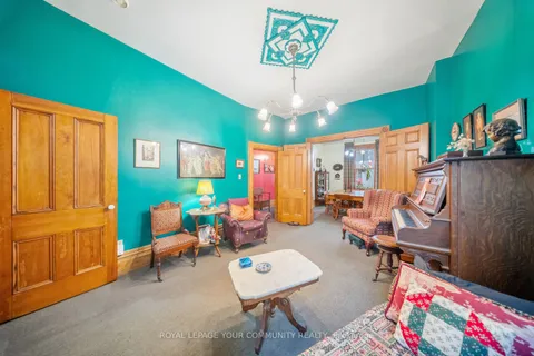 27 Sackville St, Toronto, ON M5E 3E1