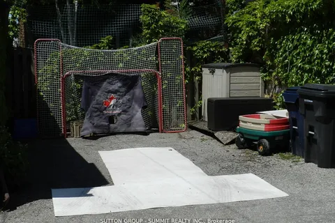 976 Avenue Rd, Toronto, ON M5P 2K8