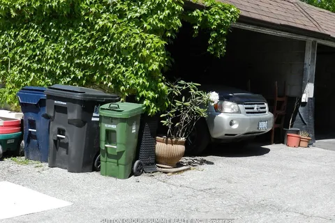 976 Avenue Rd, Toronto, ON M5P 2K8