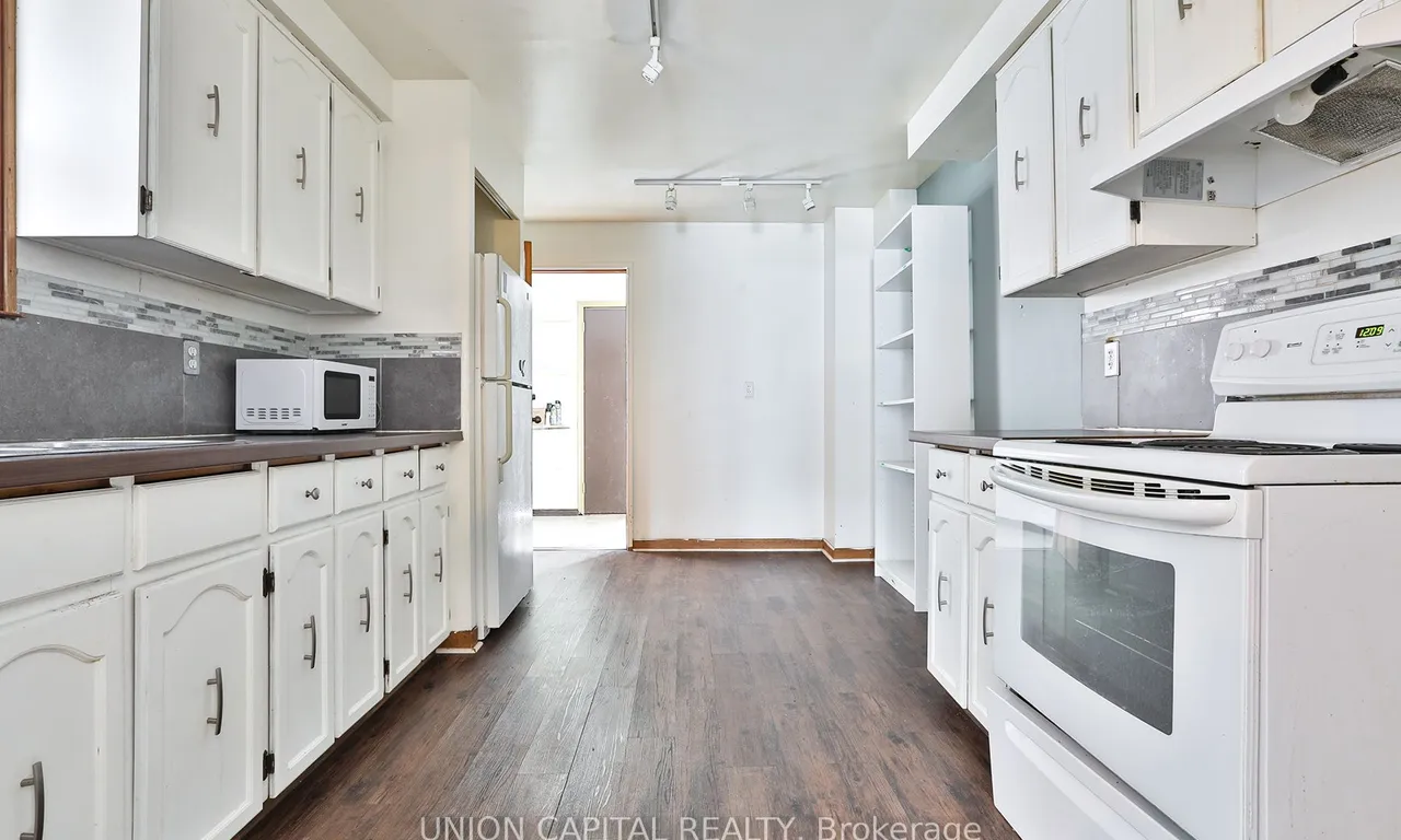 Att/Row/Twnhouse kitchen at 108 Sumach St Toronto