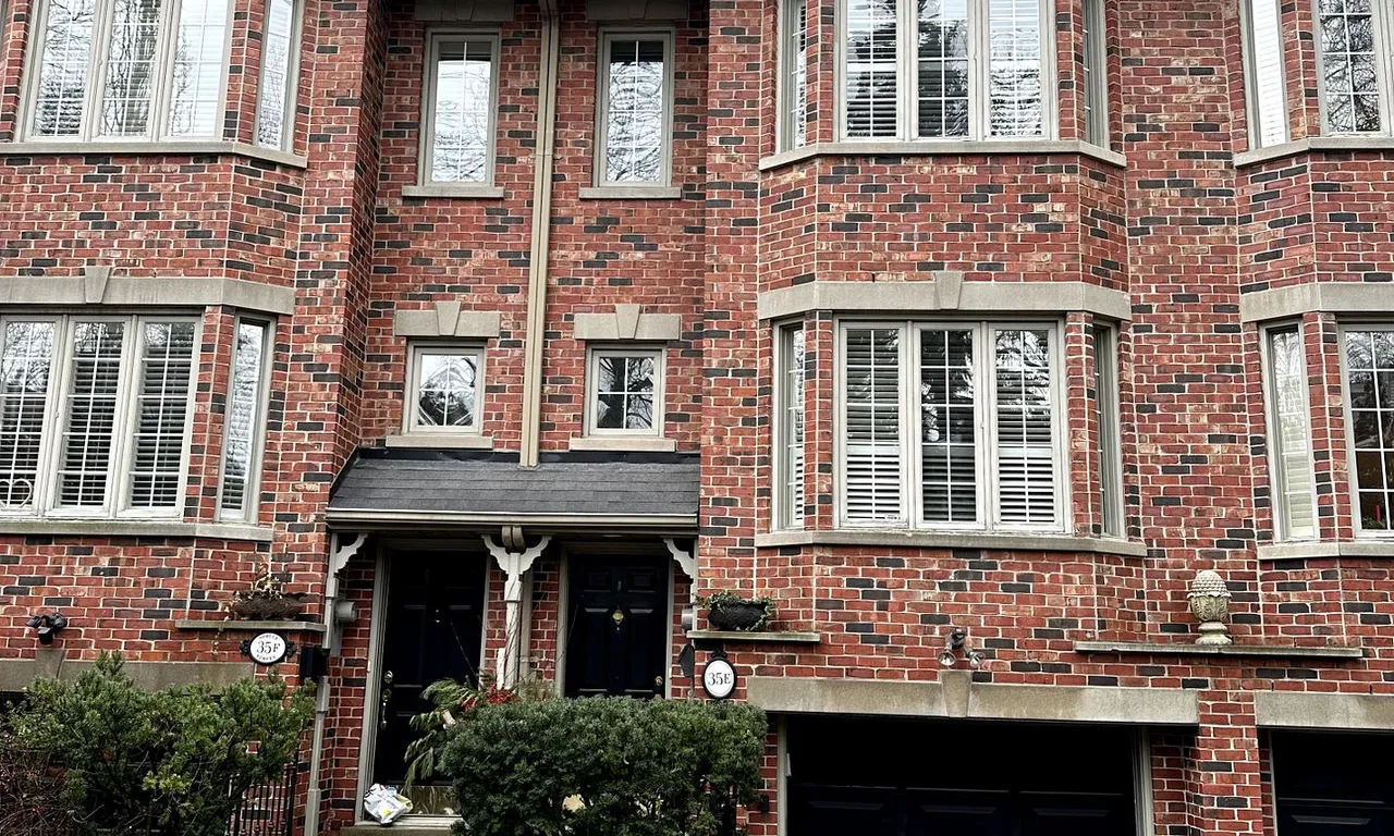 Att/Row/Twnhouse 3 bedroom 3 bathroom at 35E Spruce St in Toronto - MLS# C11901908