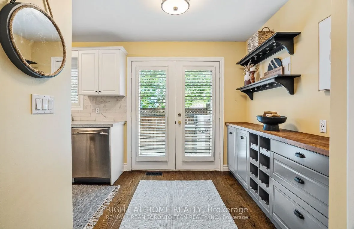 Att/Row/Twnhouse living room at 35E Spruce St Toronto