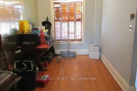 723 Manning Ave, Toronto, ON M6G 2W5