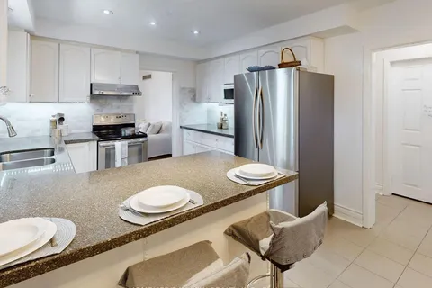 2 Fleming Dr, Toronto, ON M2K 2Y3