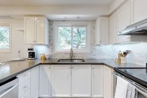 2 Fleming Dr, Toronto, ON M2K 2Y3