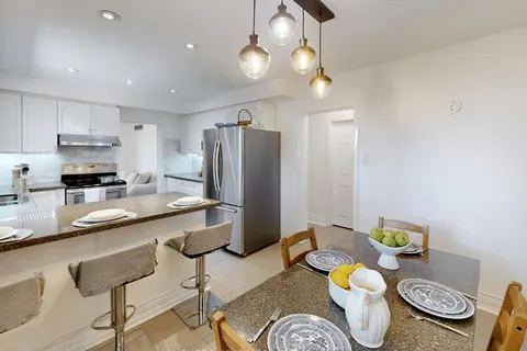 2 Fleming Dr, Toronto, ON M2K 2Y3