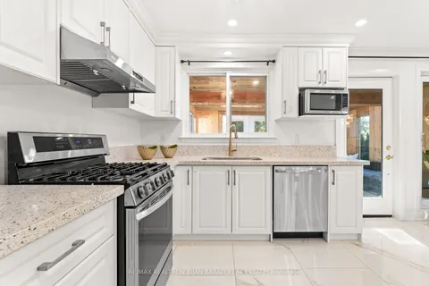 17 Wyvern Rd, Toronto, ON M2K 2K3