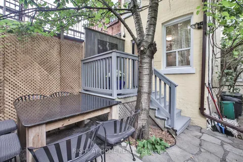 574 Crawford St, Toronto, ON M6G 3J8