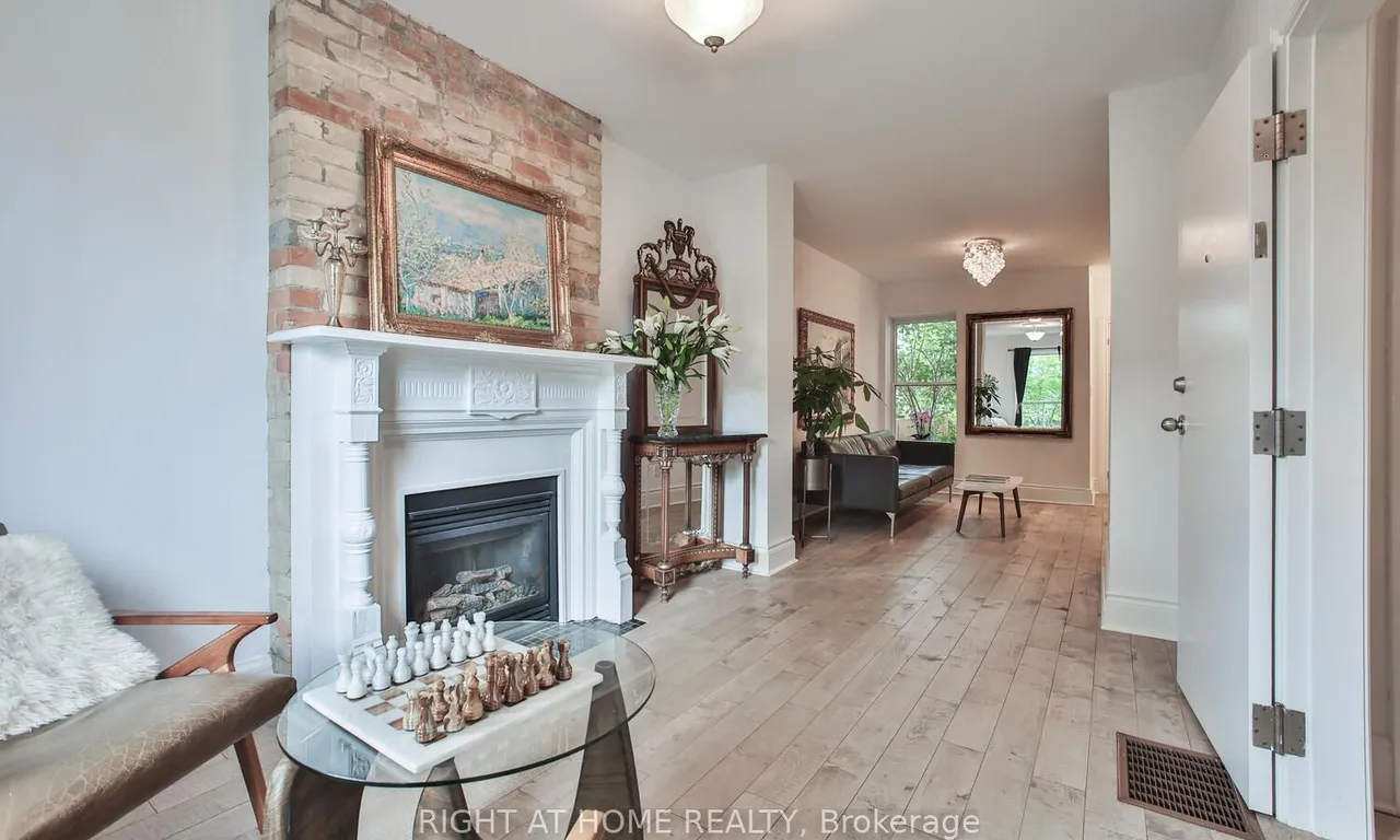 574 Crawford St, Toronto, ON M6G 3J8