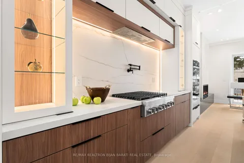 153 B Parkview Ave, Toronto, ON M2N 3Y6