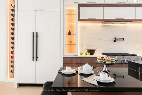 153 B Parkview Ave, Toronto, ON M2N 3Y6