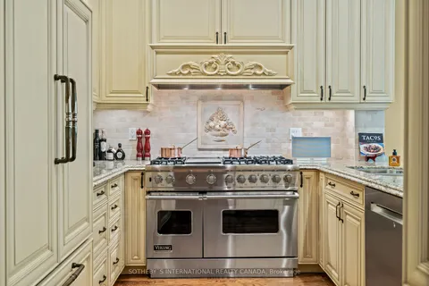 55 Lowther Ave, Toronto, ON M5R 1C5