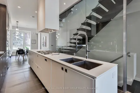 291 Roxton Rd, Toronto, ON M6G 3R1