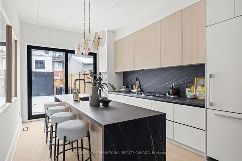 121 Major St, Toronto, ON M5S 2K9